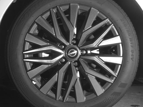 Used 2025 Nissan Altima 2.5 SV FWD image 12