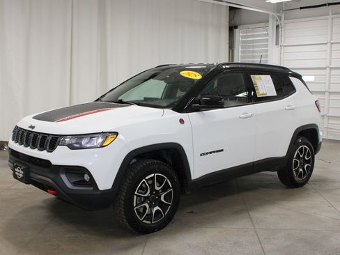 Used 2025 Jeep Compass Trailhawk image 4