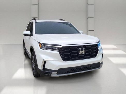 Used 2025 Honda Pilot Elite image 3