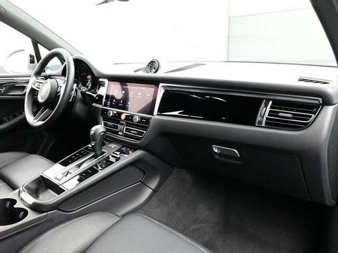 Used 2025 Porsche Macan image 18