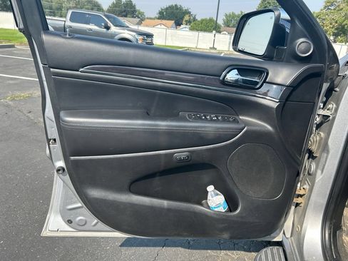 Used 2020 Jeep Grand Cherokee Overland AWD/4WD image 15