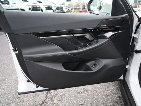 Used 2024 BMW 530i w/ Convenience Package image 16