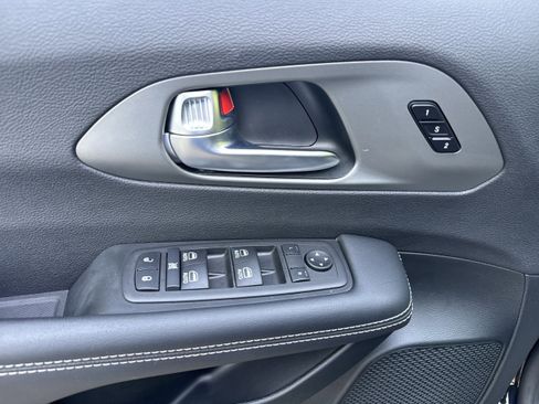 Used 2025 Chrysler Pacifica Select FWD image 8