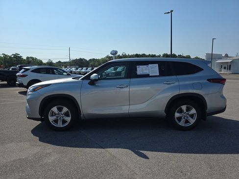 Used 2024 Toyota Highlander LE AWD/4WD image 4