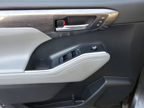 Used 2022 Toyota Highlander Platinum FWD image 17