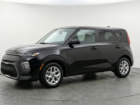 Used 2025 Kia Soul LX w/ LX Technology Package FWD image 3