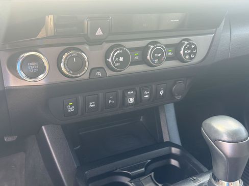 Used 2018 Toyota Tacoma TRD Sport w/ Technology Package AWD/4WD image 14