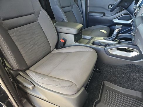 Used 2024 Nissan Frontier SV image 10