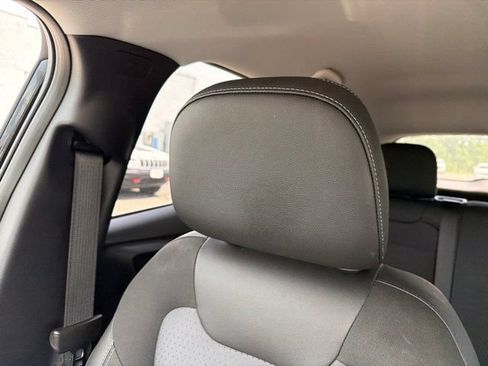 Used 2025 Chevrolet Trax LT FWD image 62