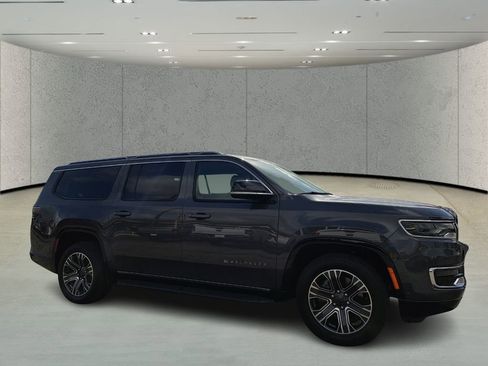 Used 2024 Jeep Wagoneer L Series II image 3