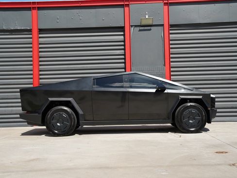 Used 2025 Tesla Cybertruck AWD Crew Cab image 4