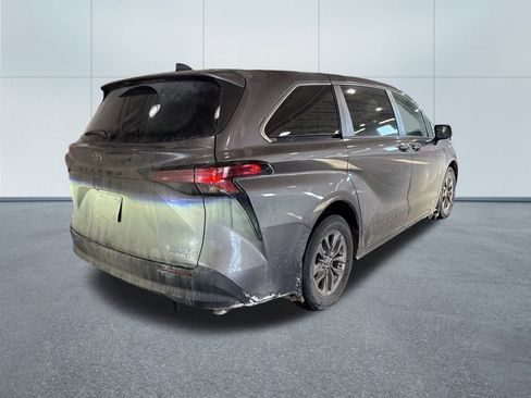 Used 2021 Toyota Sienna LE image 3
