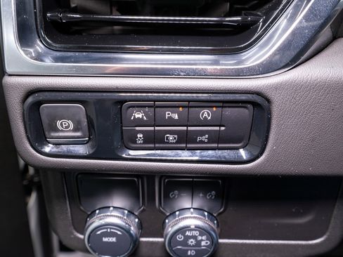 Used 2025 GMC Yukon XL Denali image 31