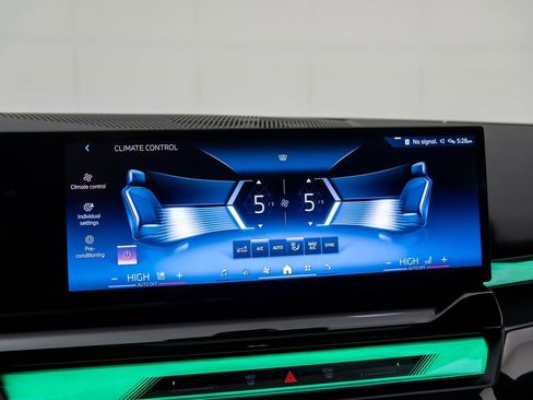 Used 2025 BMW 540i xDrive w/ Premium Package image 26