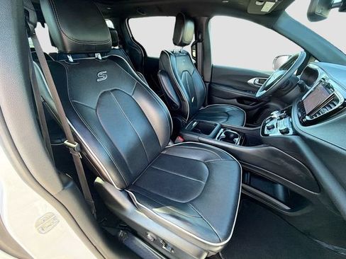 Used 2025 Chrysler Pacifica Limited FWD image 32