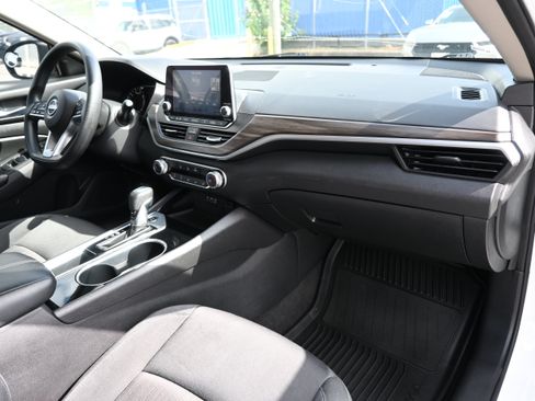 Used 2024 Nissan Altima 2.5 SV FWD image 14