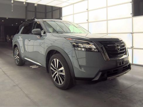 Used 2025 Nissan Pathfinder Platinum FWD image 4