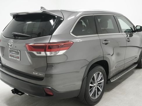 Used 2017 Toyota Highlander XLE AWD/4WD image 4