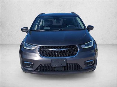 Used 2022 Chrysler Pacifica Touring-L image 2