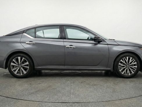 Used 2025 Nissan Altima 2.5 SV FWD image 11