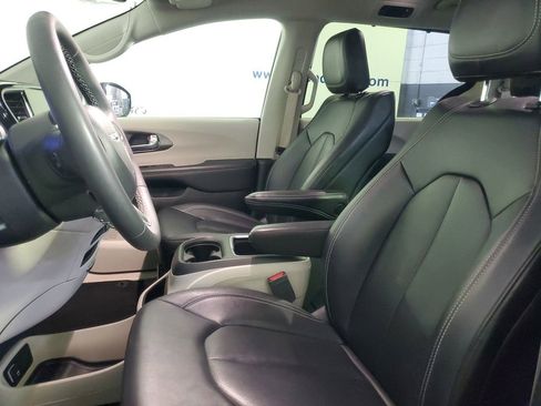 Used 2024 Chrysler Pacifica Touring-L image 16