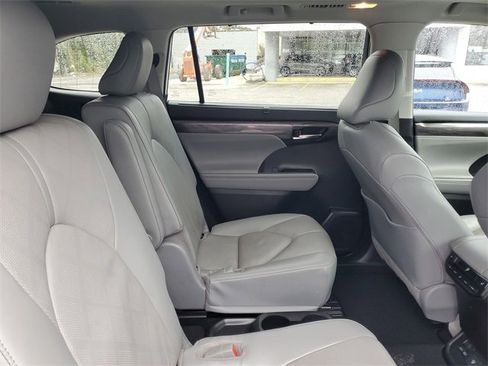 Used 2022 Toyota Highlander Platinum image 35
