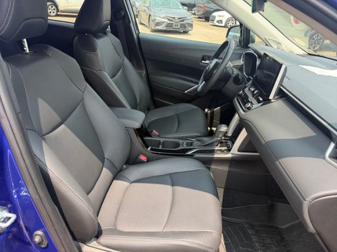 Used 2025 Toyota Corolla Cross XLE w/ Convenience Package AWD/4WD image 19