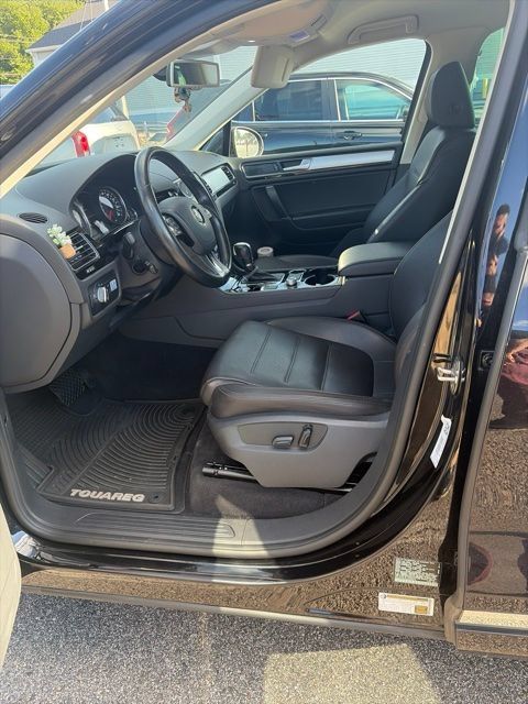 Used 2016 Volkswagen Touareg Sport AWD/4WD image 3