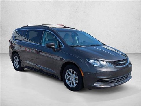 Used 2017 Chrysler Pacifica LX FWD image 3