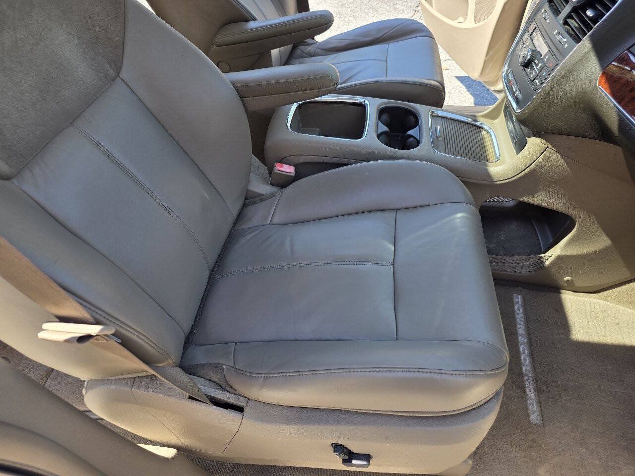 Used 2015 Chrysler Town & Country Limited Platinum FWD image 22