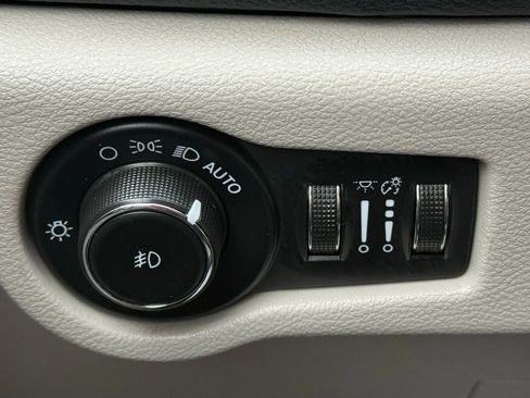 Used 2020 Chrysler Pacifica Limited image 55