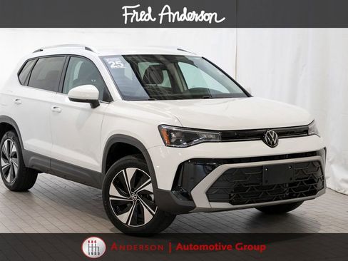 Used 2025 Volkswagen Taos SE AWD/4WD image 1