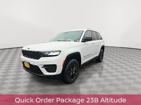 Used 2024 Jeep Grand Cherokee Altitude image 3