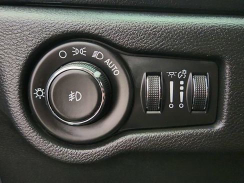 Used 2018 Chrysler Pacifica Touring Plus w/ S Appearance Package FWD image 18