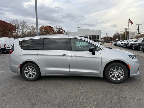 New 2026 Chrysler Pacifica Select image 8