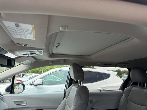 Used 2025 Toyota Sienna XLE FWD image 12