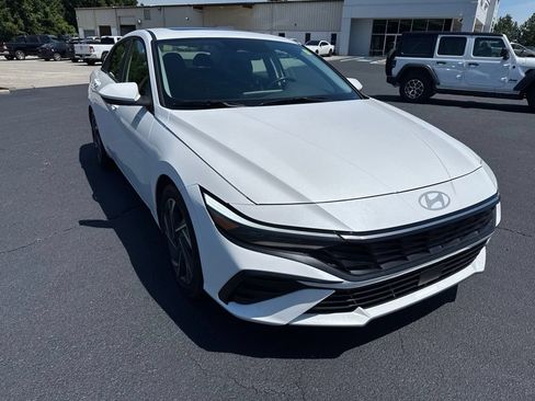 Used 2025 Hyundai Elantra SEL FWD image 4