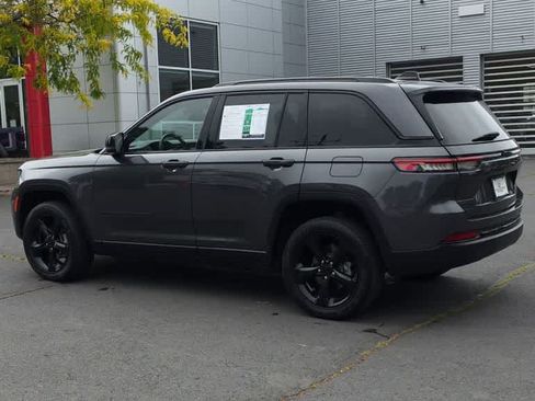 Used 2023 Jeep Grand Cherokee Altitude AWD/4WD image 6