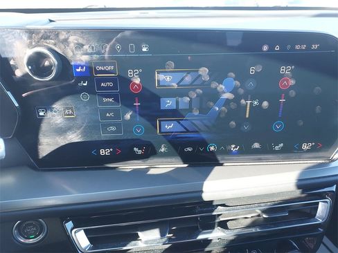 Used 2025 Chevrolet Traverse LT image 24