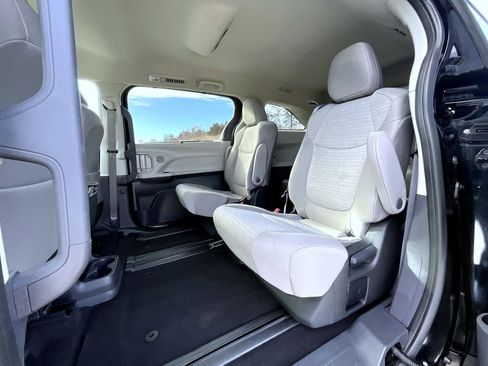 Used 2024 Toyota Sienna LE image 19