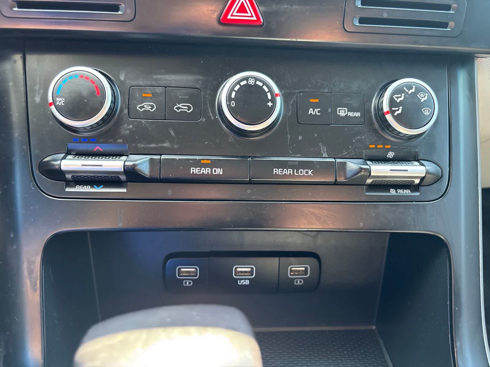 Used 2023 Kia Carnival LX FWD image 16