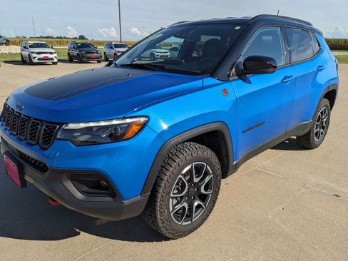 Used 2025 Jeep Compass Trailhawk w/ Trailhawk Elite Group AWD/4WD image 4