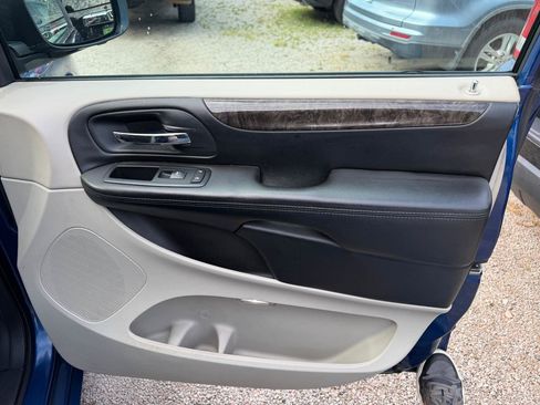 Used 2011 Dodge Grand Caravan Crew FWD image 12