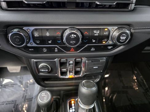 Used 2024 Jeep Wrangler Unlimited Sahara w/ Technology Group AWD/4WD image 23