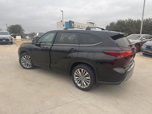 Used 2024 Toyota Highlander Platinum image 5