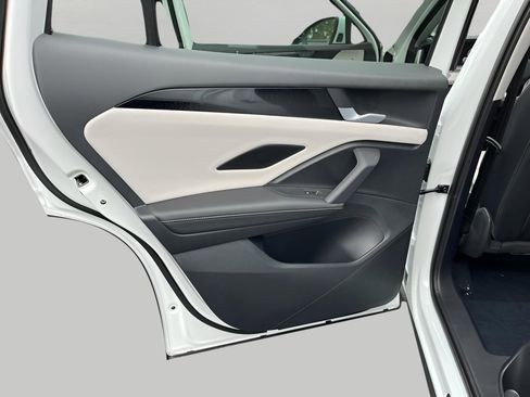 Used 2025 Volkswagen Tiguan SE image 27