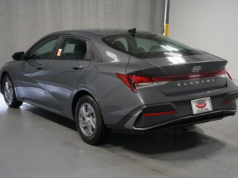 Used 2024 Hyundai Elantra SE image 6