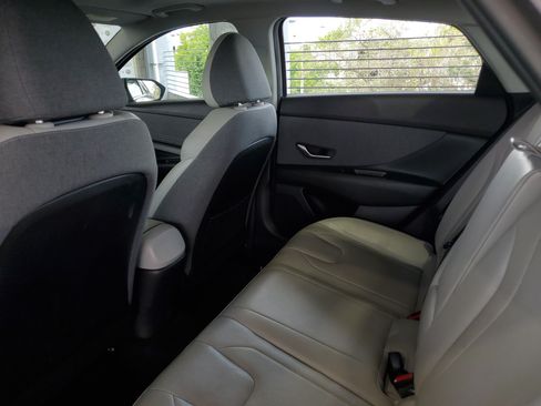 Used 2022 Hyundai Elantra Limited FWD image 10