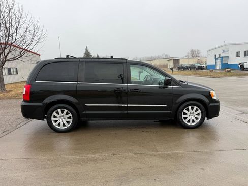 Used 2013 Chrysler Town & Country Touring FWD image 4