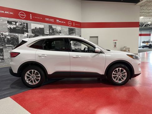 Used 2020 Ford Escape SE image 2